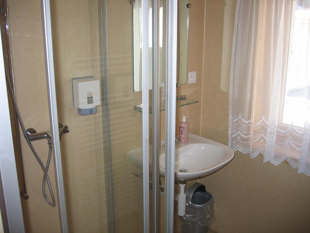 Hotel-Restaurant Drei Tannen Bellwald Room photo