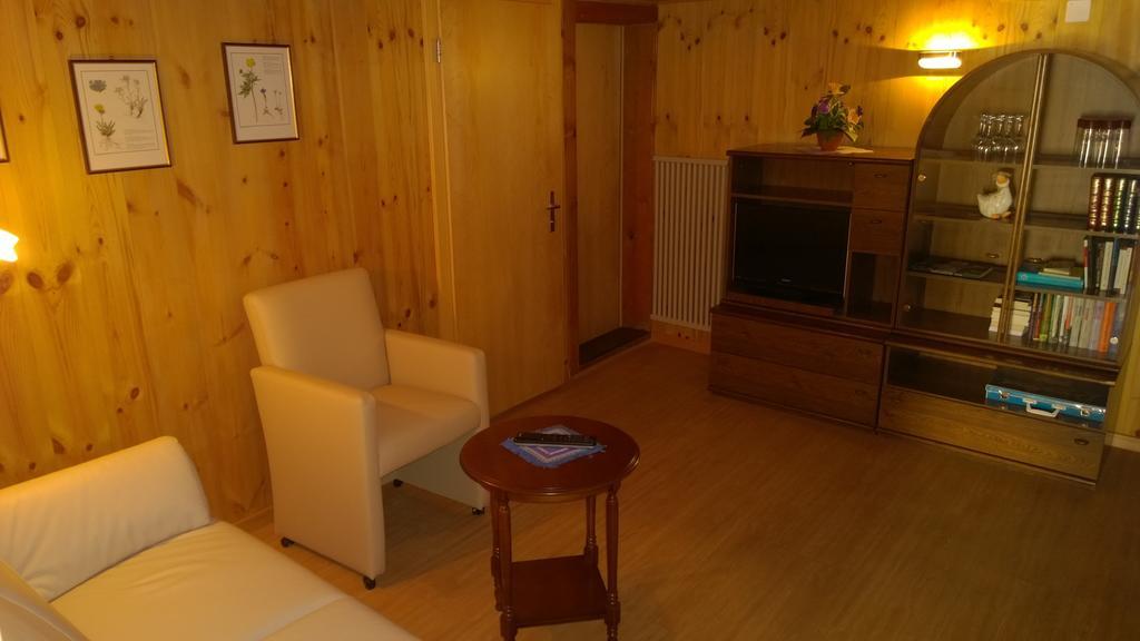 Hotel-Restaurant Drei Tannen Bellwald Room photo